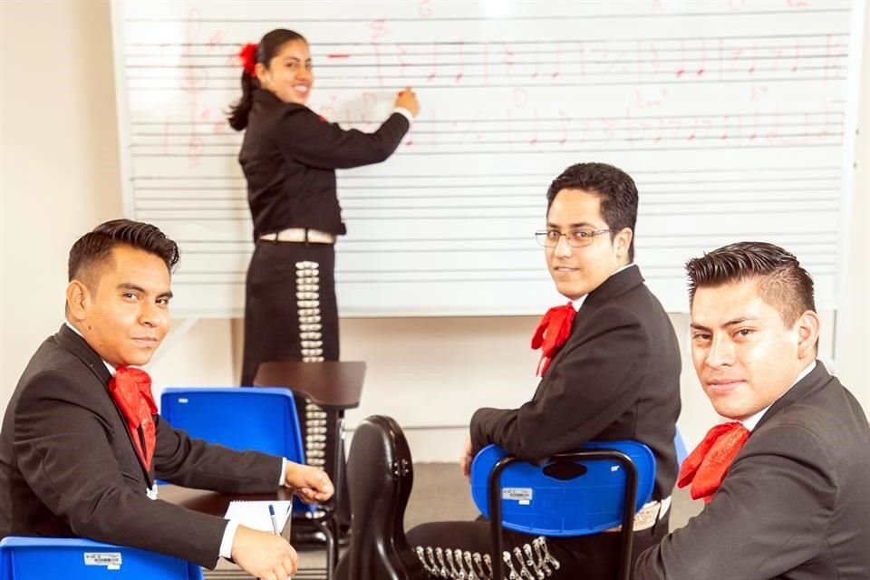 La Escuela Ollin Yoliztli Garibaldi imparte esta carrera a nivel medio técnico, que pueden estudiar jóvenes de entre 16 y 30 años.