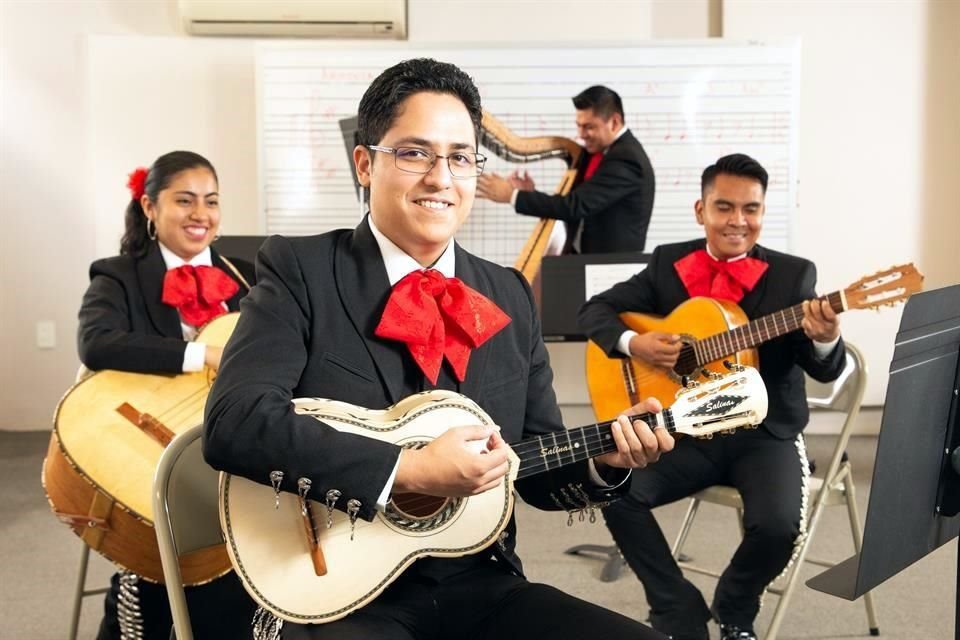 La Escuela Ollin Yoliztli Garibaldi imparte esta carrera a nivel medio técnico, que pueden estudiar jóvenes de entre 16 y 30 años.