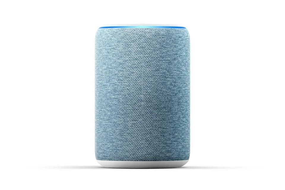 El Nuevo Echo es un rediseño del Echo clásico con una nueva cubierta de tela en colores negro, azul, gris oscuro y gris claro; incluye también un woofer de 7.6 centímetros y un mayor volumen de fondo.