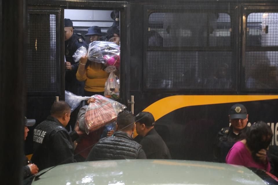 Durante un cateo en las oficinas de una empresa dedicada a los préstamos, fueron detenidas 33 personas por el delito de fraude financiero.