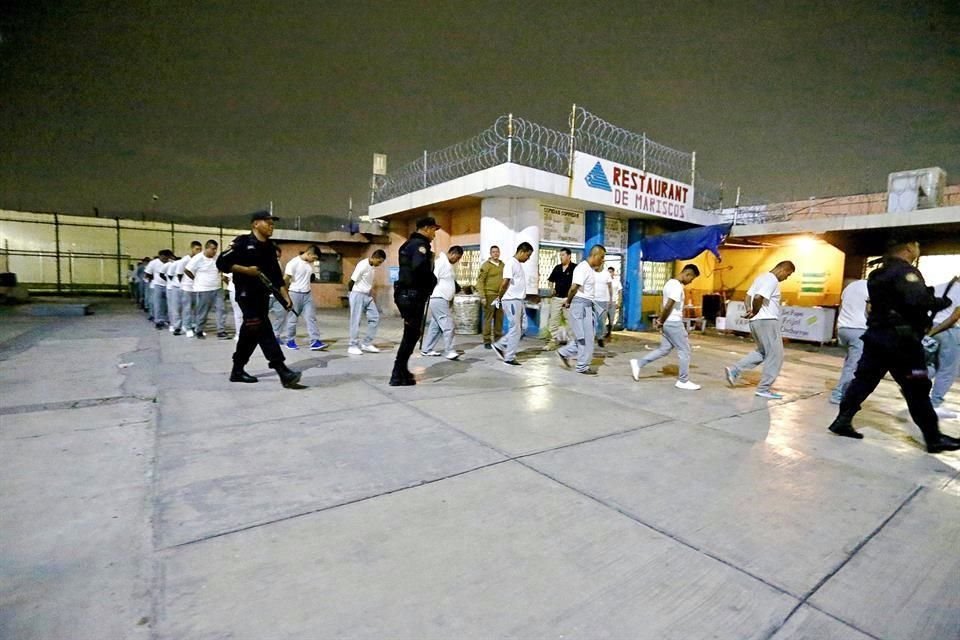 Cerca de la medianoche inició el operativo de traslado de los internos al Penal de Apodaca.