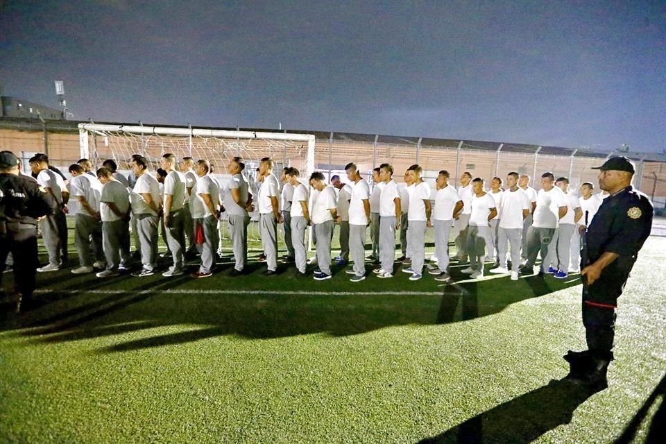 Con tranquilidad, los reos fueron agrupados en las canchas de futbol ubicadas en la zona centro del Penal del Topo Chico.