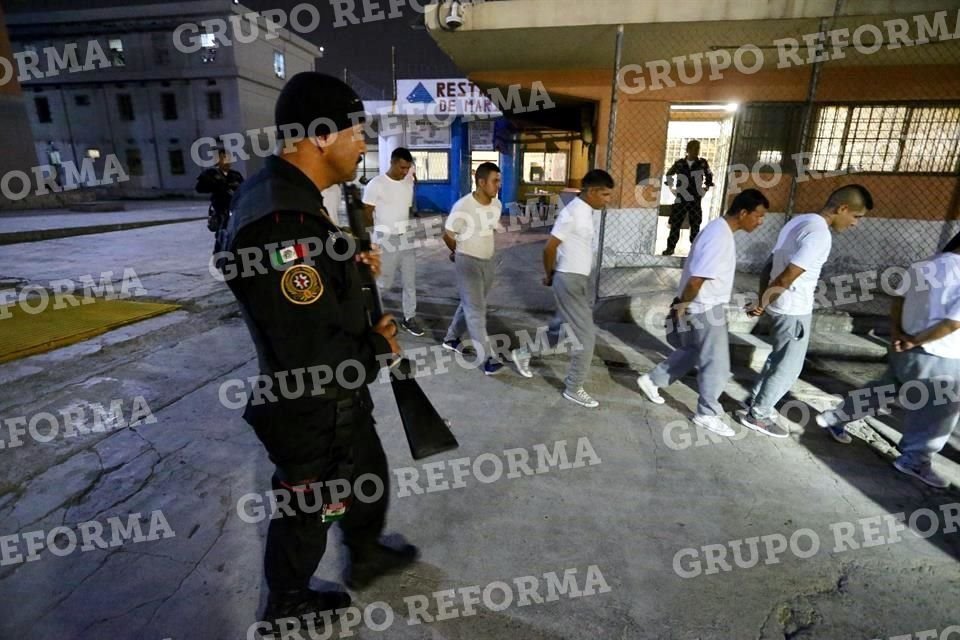 Cerca de la medianoche inició la extracción de 900 internos que fueron llevados al Penal de Apodaca.