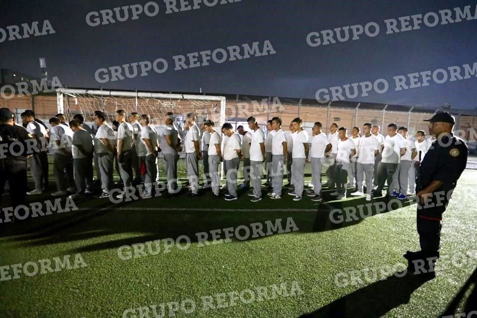 Los internos caminaron sin pertenencias a las canchas de futbol del reclusorio.