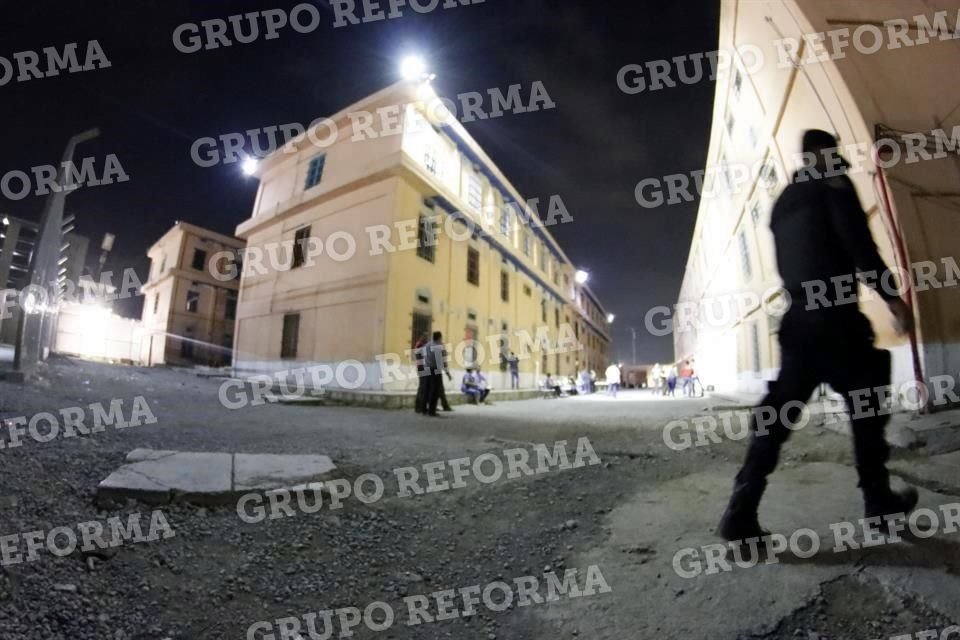 Mientras que el resto de la población penitenciaria observaba las acciones desde ventanas y puertas.