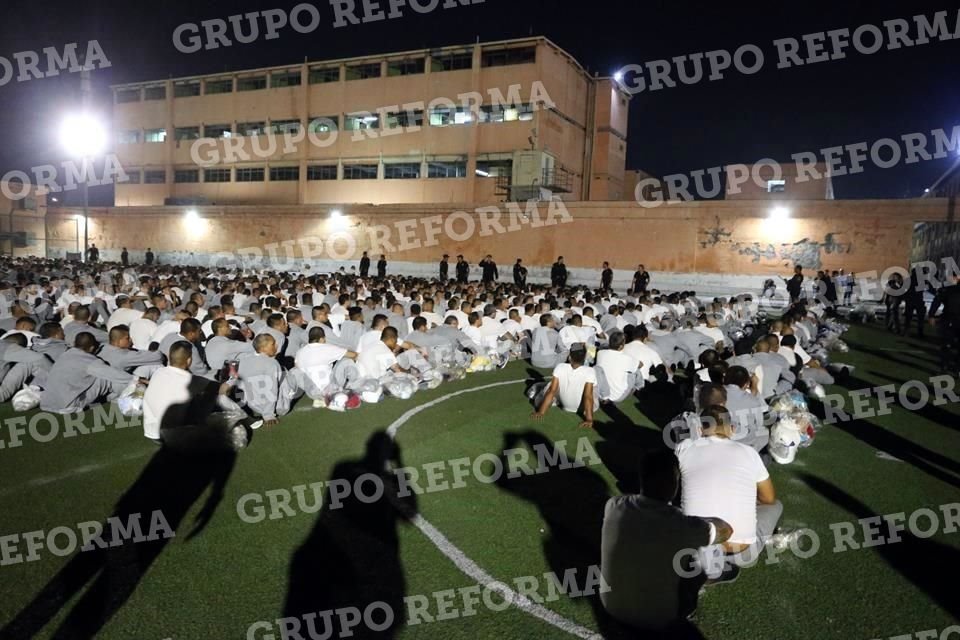 Sin altercados y con su uniforme puesto, los internos caminaron entre las 00:00 horas y hasta la 1:30 de la madrugada acompañados del personal estatal hacia los campos de futbol.