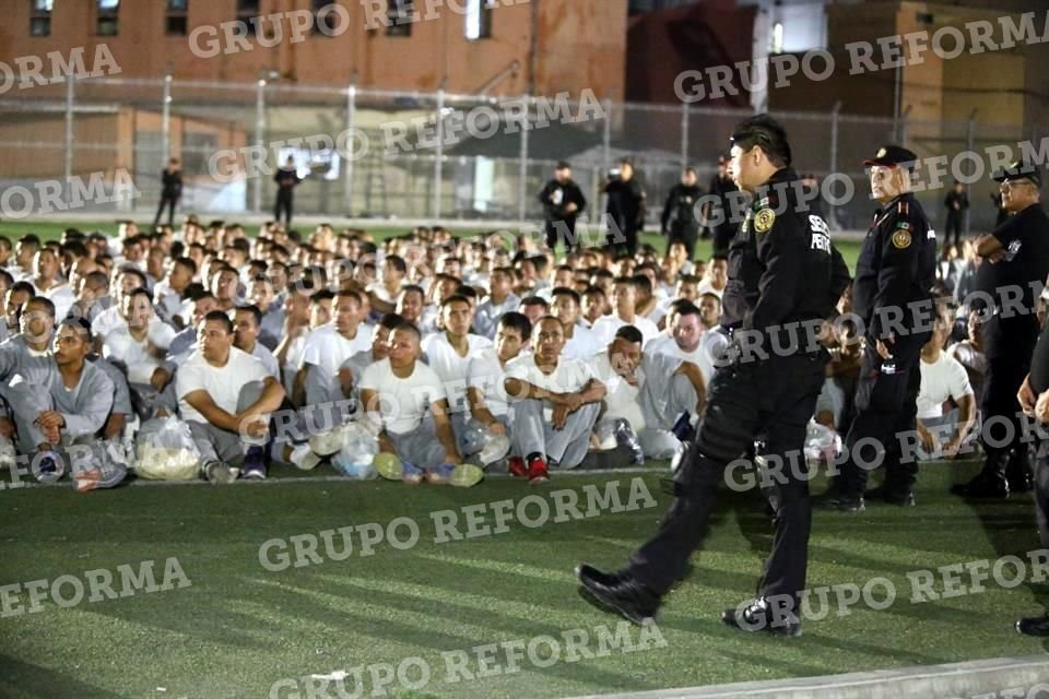 Con listas en mano, las autoridades formaron a los reclusos en grupos para posteriormente acomodarlos en los 30 autobuses que fueron utilizados para su traslado al Penal de Apodaca.