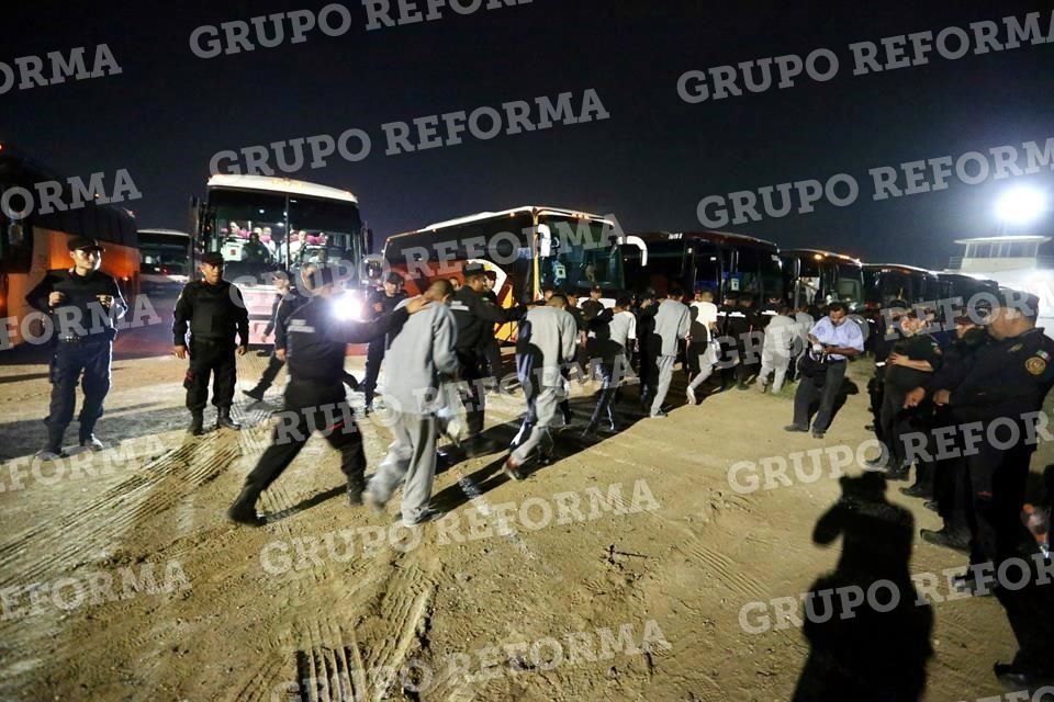 A las 3:40 horas salió el primer autobús con personal civil que fue llevado al Penal de Apodaca.