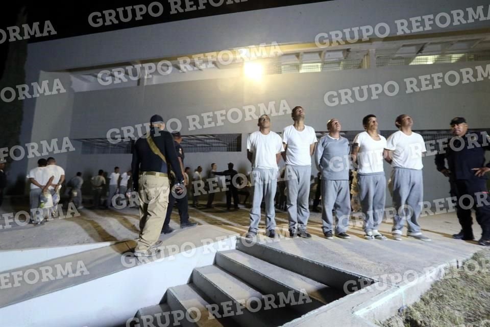 A las 5:05 horas, los presos descendieron de los autobuses y fueron recibidos por Fuerza Penitenciaria de Apodaca para iniciar su proceso de internamiento.