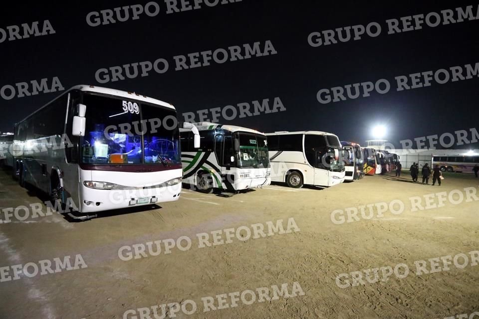 A las 23:40 horas llegaron los camiones al Penal del Topo Chico.