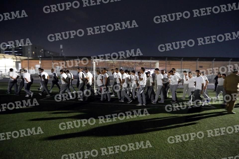 A la 1:20 de la madrugada, los internos fueron sacados de las celdas, llevados a las canchas de futbol y formados para ser subidos a los autobuses.