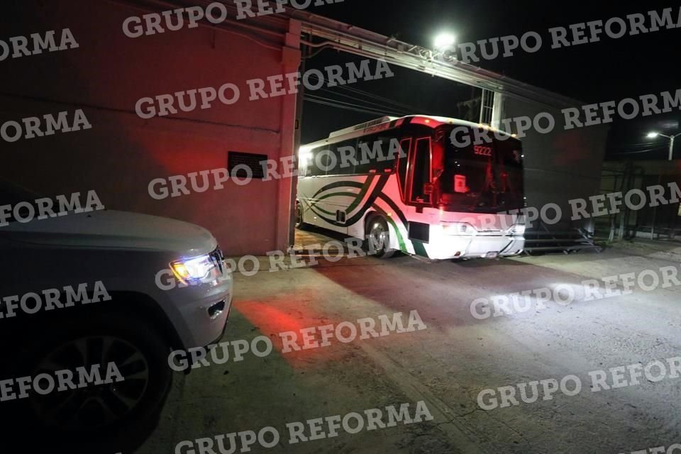 El primer autobús llegó a las 4:40 horas al Penal de Apodaca.