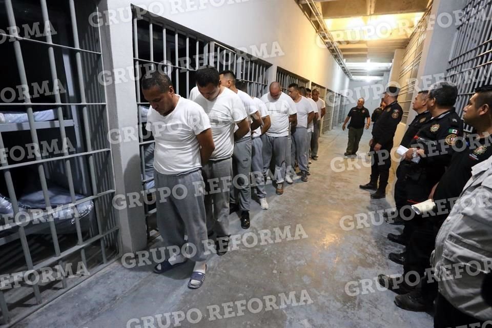 A las 5:05 horas, los internos descendieron de los autobuses y fueron formados en el reclusorio.