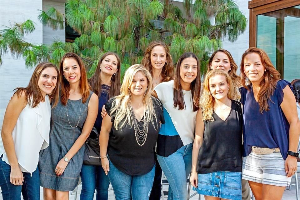 Nina Osuna, Moni García Corral, Regina Furlong, Laura Serna, Paty Garza, Fernanda Lobeira, Roberta Treviño, Daniela Benavides y Marina Benavides