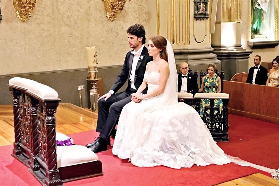 Los novios durante la misa