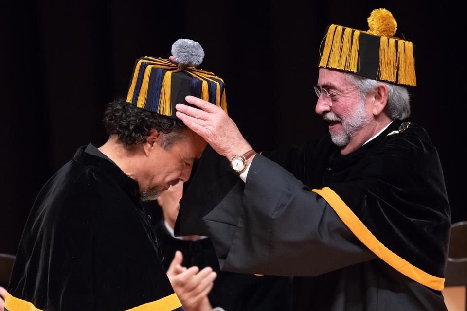El rector de la UNAM, Enrique Graue, entregó las insignias correspondientes al creador de 'Amores Perros'.