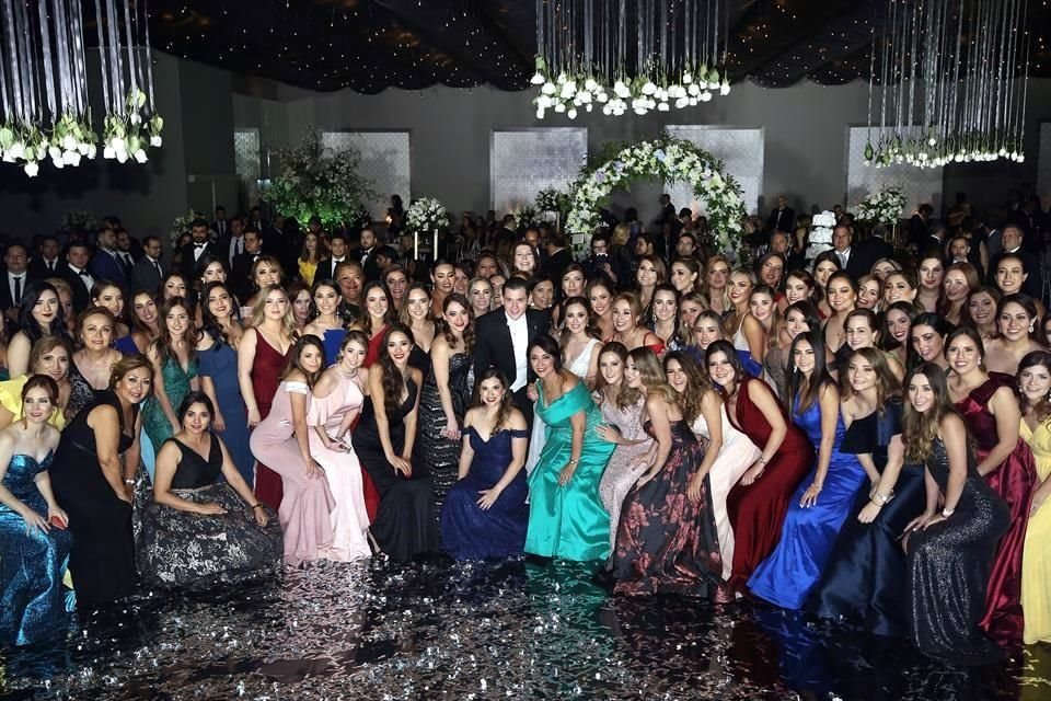 Cecilia Molina Gómez y Luis Carlos Valdés Cázares y amigas de la novia