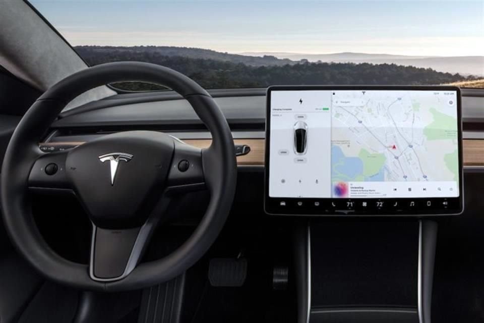 La compañía liberó la versión 10.0 del software de sus autos que permitirá reproducir Netflix, YouTube y Spotify en la pantalla del tablero.
