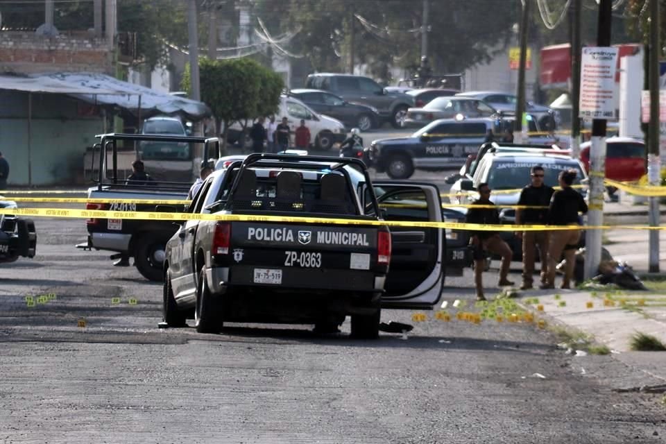 Dos policías de Zapopan fueron baleados en la Calle Felipe Ruvalcaba; en el lugar se contaron indicios de al menos 47 disparos.
