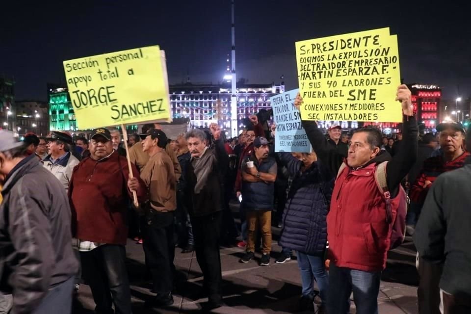 Los electricistas entregaron más de 32 mil firmas en Palacio Nacional, lugar al que acudieron antes de las 7:00 horas