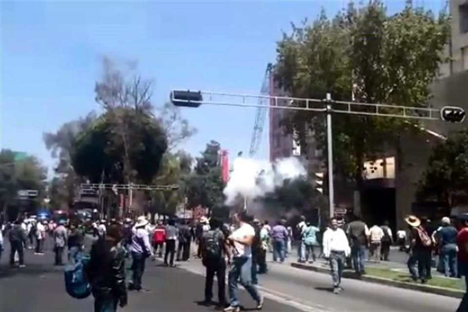 Av. Insurgentes Norte está cerrada, a altura de San Cosme, ante agresión de disidentes del SME con piedras y cohetones a su sede sindical.