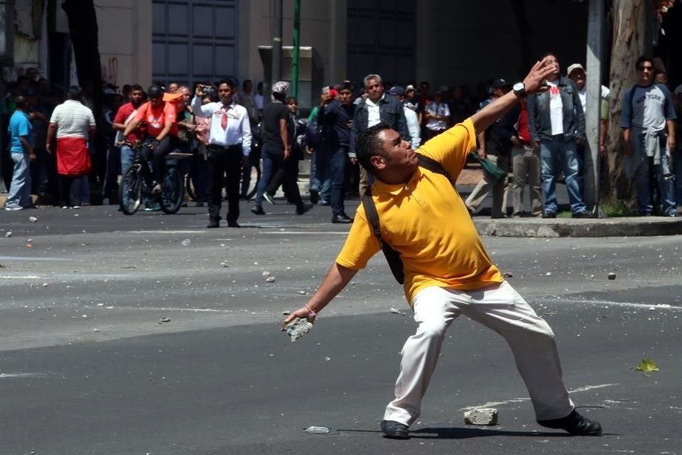 Av. Insurgentes Norte está cerrada, a altura de San Cosme, ante agresión de disidentes del SME con piedras y cohetones a su sede sindical.