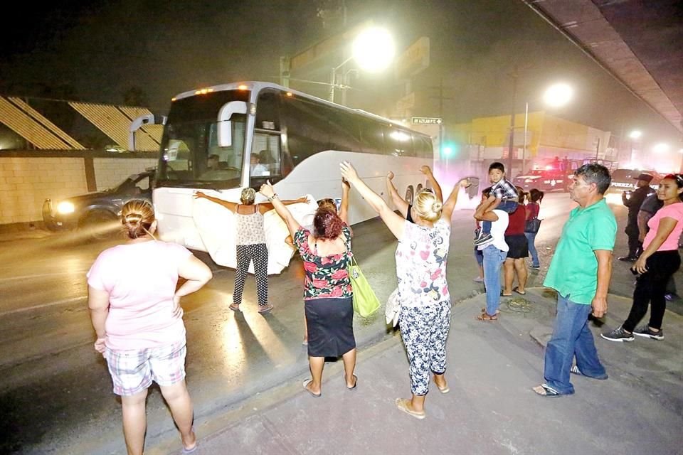 Familiares de los internos esperaron afuera del Penal del Topo Chico la salida de los camiones.