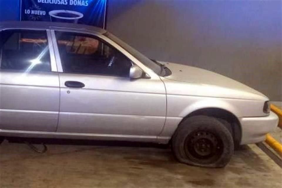 El vehículo color blanco con placas SSF-2787, tenía reporte de robo del día 10 de septiembre pasado en Apodaca.