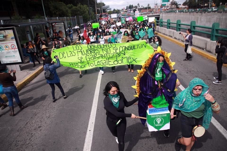 El autodenominado enjambre feminista gritó contra la criminalización al aborto.