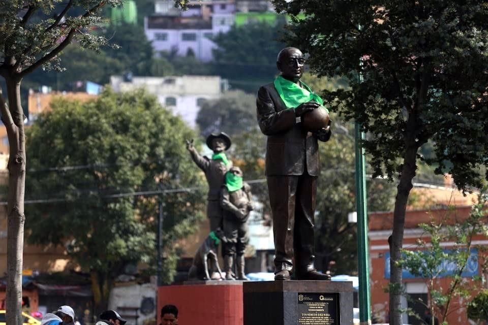En la ciudad de Toluca colocaron pañuelos verdes en varios monumentos.