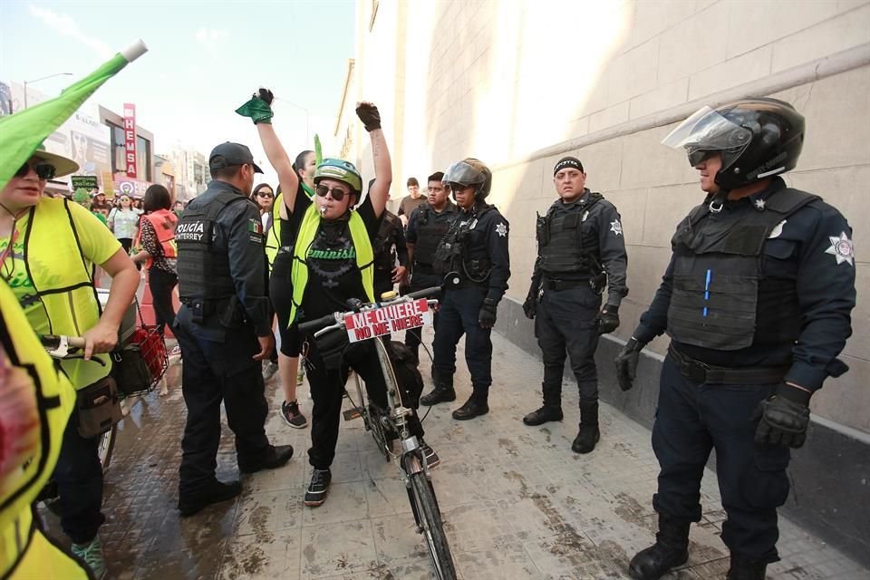 Esto provocó que las mujeres solicitaran que se retiraran los hombres policías.