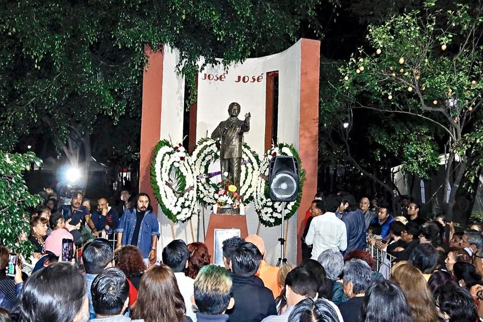 La gente llevó flores a su estatua en el Parque de la China, en la CDMX.