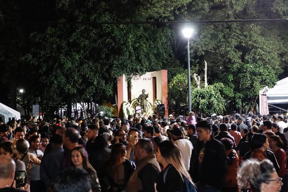 En el Parque de la China, en Clavería, una multitud se reunió ante la estatua de José José a lo largo del sábado.