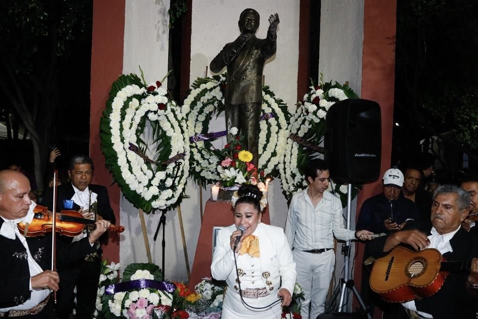 Con mariachi disfrutó la gente el homenaje.