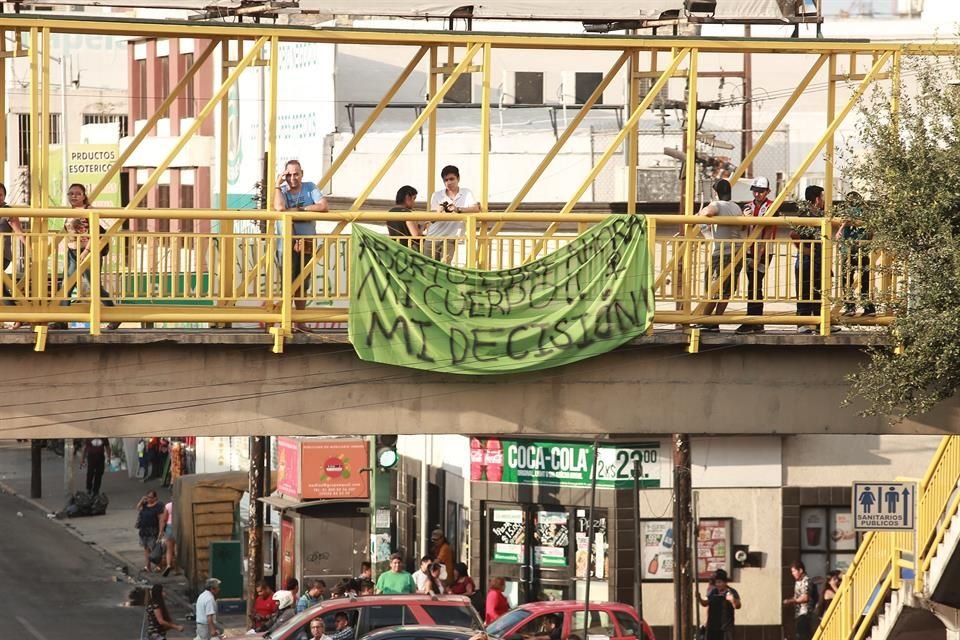 Luego de 15 minutos de discusiones y empujones, la marcha continuó su ruta. <br>