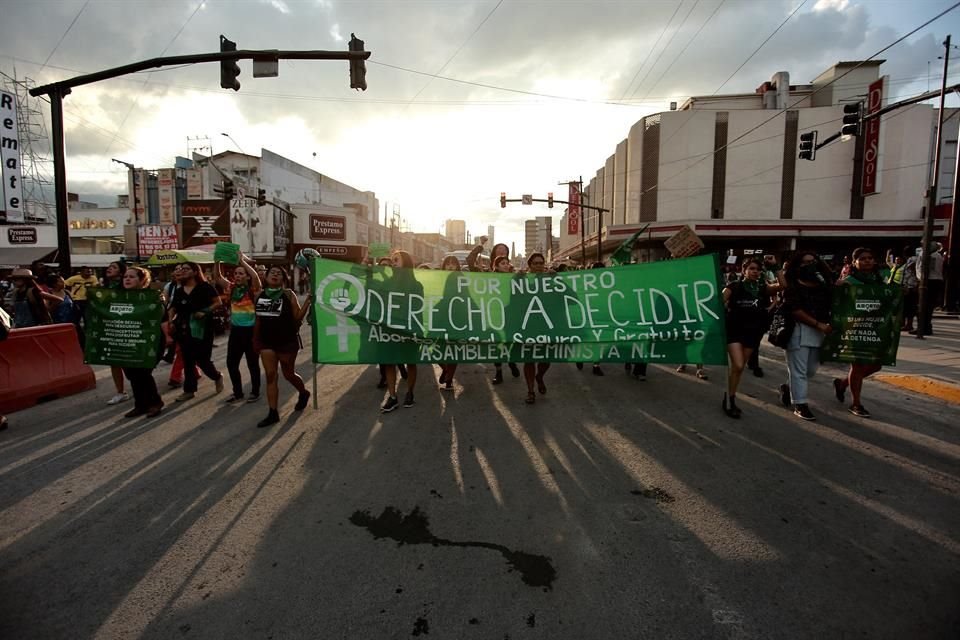 Tras caminar por Isaac Garza, el contingente tomó la Avenida Juárez donde encontró mayor atención de la población, además de afectar la vialidad. <br>