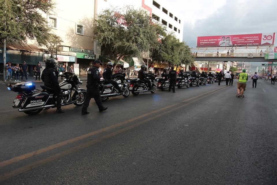 Al menos 20 oficiales de tránsito acompañaron al grupo durante toda la marcha.