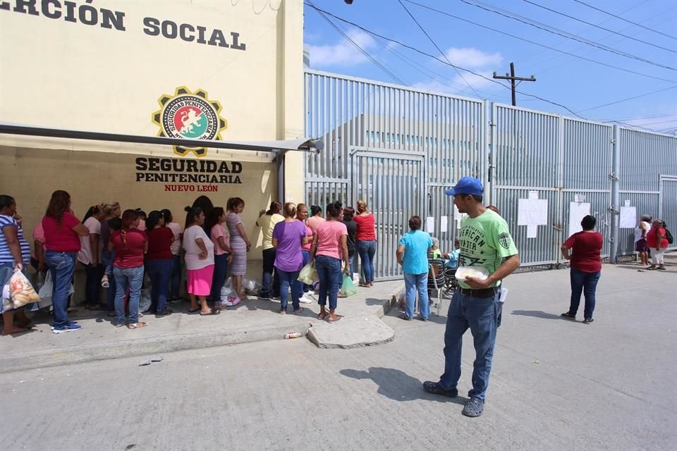 Los familiares de los internos esperaron hasta seis horas para poder entrar al Penal, en el último día de visita.