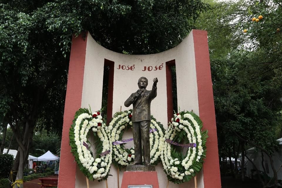 La gente colocó flores en la escultura dedicada al cantante.