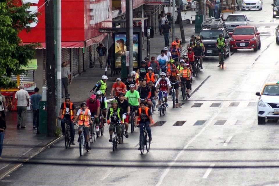 Integrantes del colectivo Pueblo Bicicletero rodaron desde la Plaza Colegio Civil hasta el lugar donde murió el ciclista.