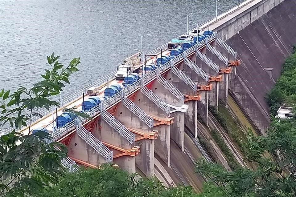 La Conagua realiza trabajos de reparación en cuatro de las compuertas de la Presa La Boca.