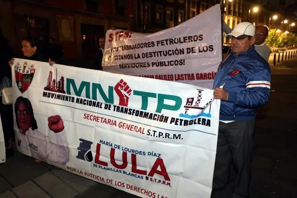 Integrantes del Movimiento de Transformación Petrolera realizaron una protesta en el exterior de Palacio Nacional.