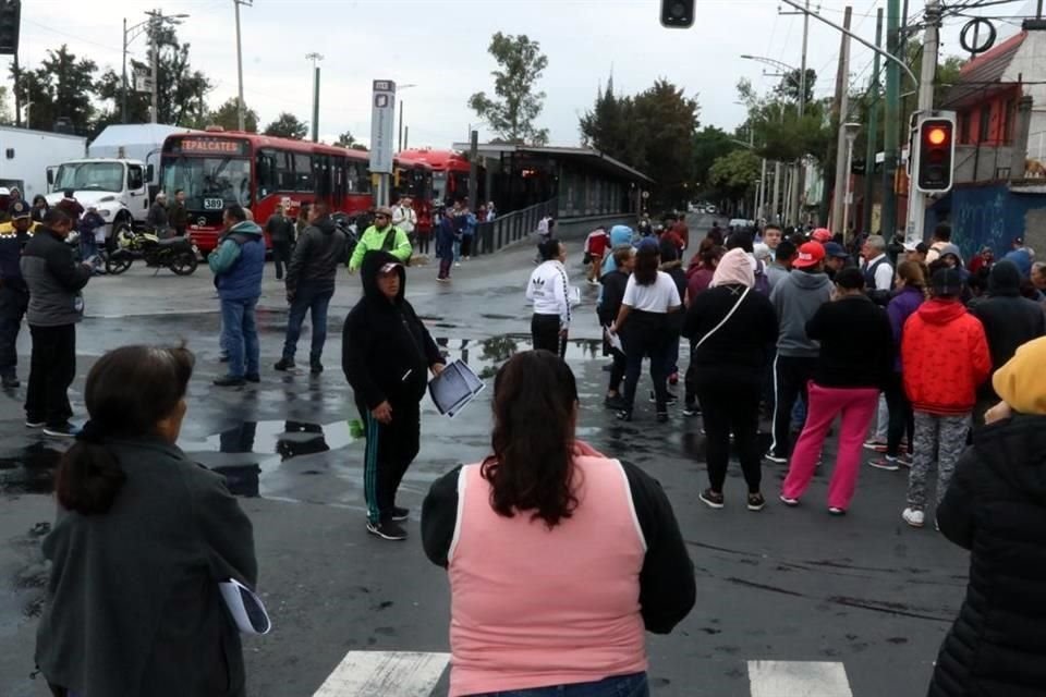 Tras la desaparición de dos menores de 14 y 16 años el sábado pasado, vecinos bloquearon Periférico Calle 7 y Sur 20, en demanda de que la PGJ investigue.