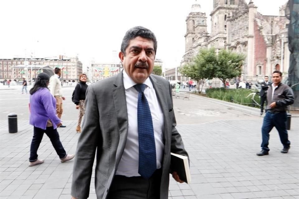 Manuel Espino a su llegada a Palacio Nacional, donde se reunió con Gabriel García, jefe de los superdelegados.