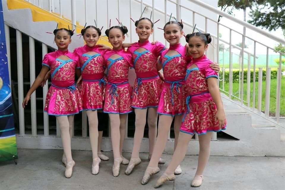 Renata Zablah, Mina Moja, Mónica R, Martínez, Andrea C. Peláez, Allison Rodríguez y Alejandra Marroquín