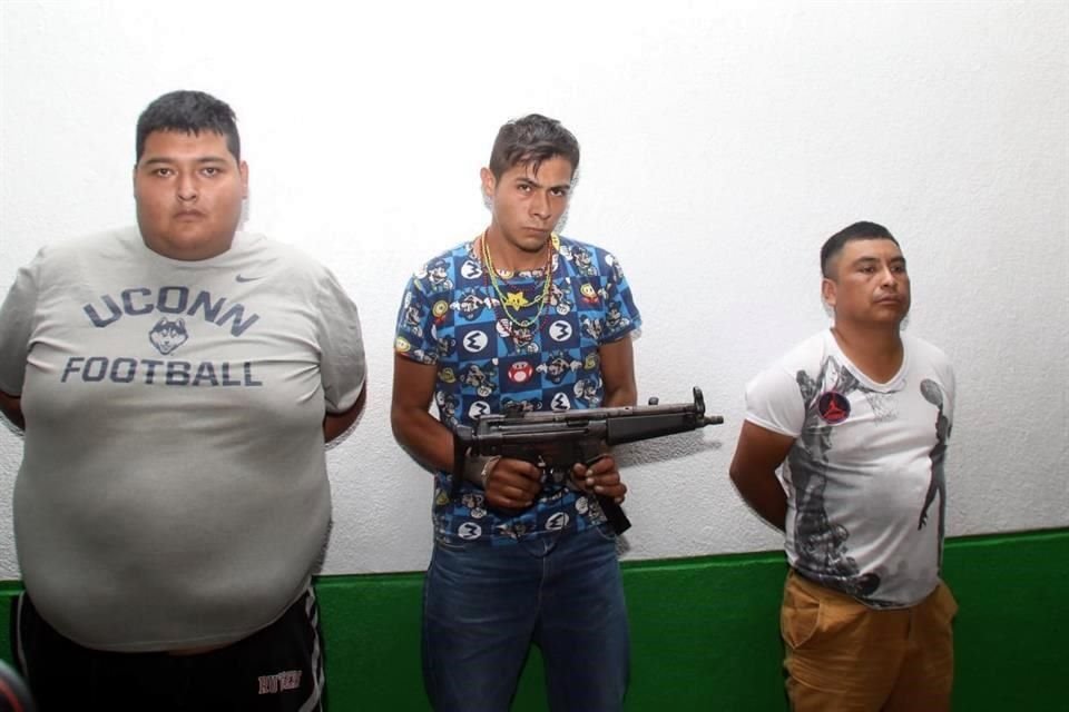 Tres hombres fueron detenidos en un vehículo robado y en posesión de un arma larga en calles de la Colonia Ampliación Las Águilas, en Álvaro Obregón
