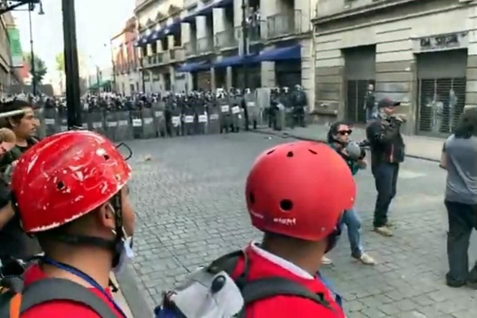 Agentes policiacos sólo observan los desmanes.