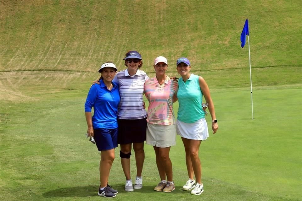 Sandra Cavazos, Lorena Flores de Lobatón, Kathia González de Samar y Lucía Farías