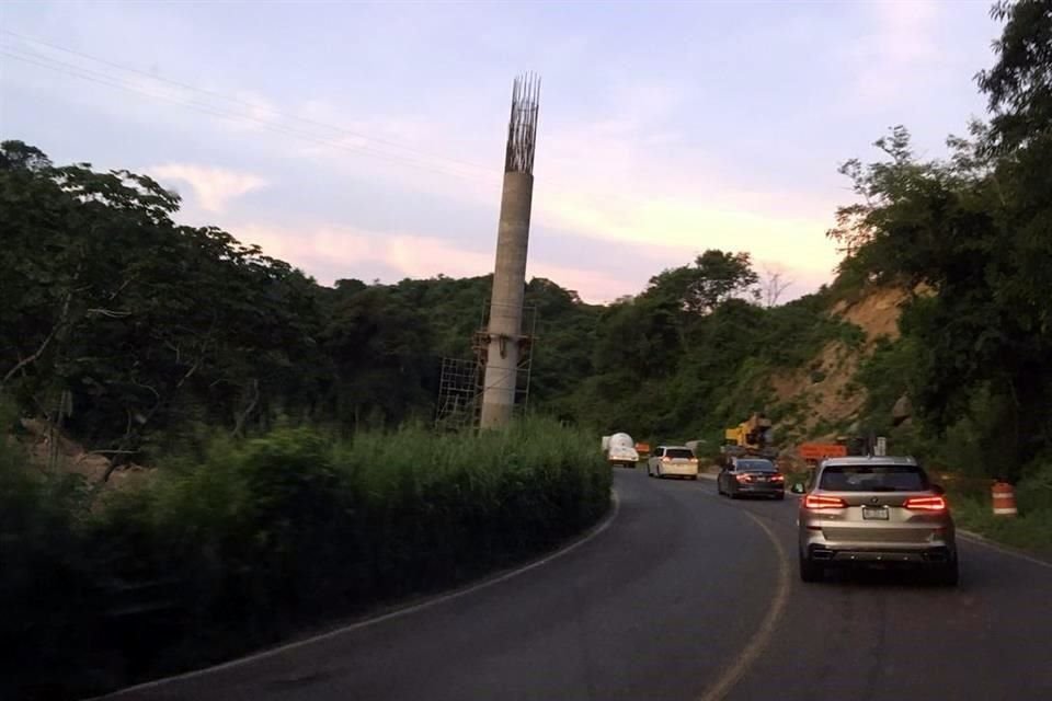 A la altura del poblado de San Quintín, Nayarit, se aprecian las estructuras de la nueva carretera, pero aún falta mucho.