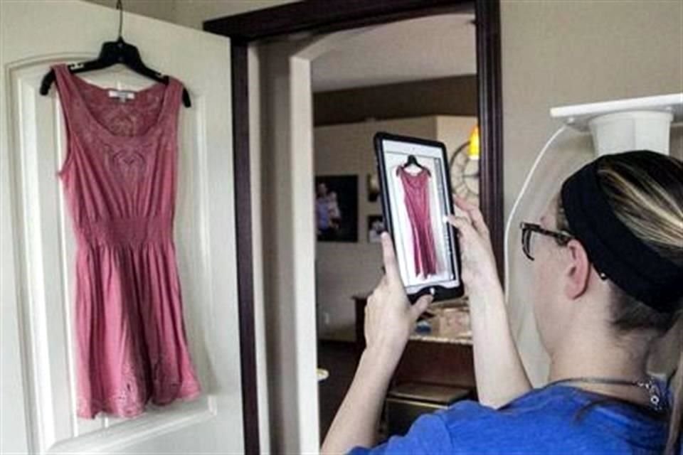 La venta de ropa en línea se promueve a través de grupos en redes sociales, principalmente Facebook.